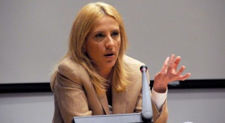 Στον ανακριτή για τις φονικές πλημμύρες στη Μάνδρα η Ρένα Δούρου