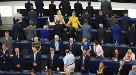 Την πλάτη τους στον ευρωπαϊκό ύμνο γύρισαν οι «ευρωβουλευτές» του κόμματος του Brexit