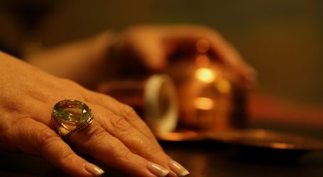 Πασίγνωστη παρουσιάστρια έκαιγε φύλλα ελιάς για να τα ξαναβρεί με τον πρώην της – Η κατάθεση στην εισαγγελία