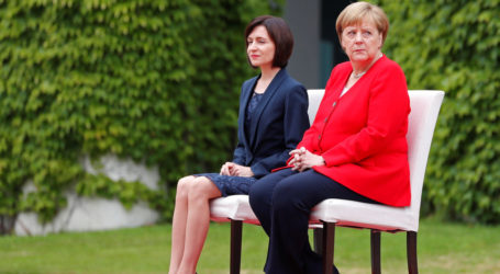 Απέφυγε να σταθεί όρθια για δεύτερη φορά η Μέρκελ