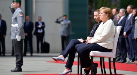 Η Μέρκελ υποδέχθηκε καθιστή τη Δανή πρωθυπουργό