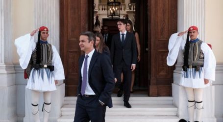 Μητσοτάκης: «Στοπ» στις προσλήψεις συγγενών – «Ψαλίδι» σε γενικές γραμματείες και μετακλητούς