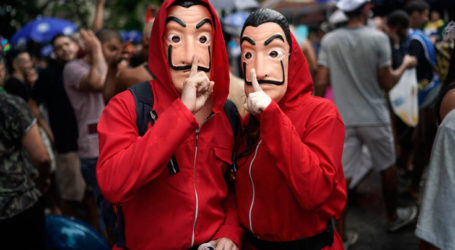 Ποια τηλεοπτική σειρά του Netflix βλέπουν φανατικά Μητσοτάκης και Τσίπρας;