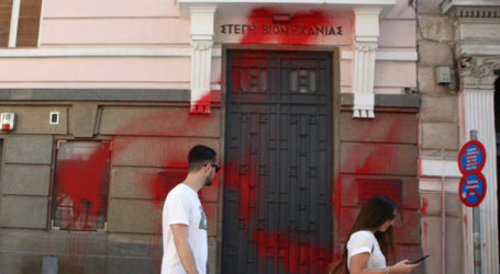 Ο «Ρουβίκωνας» απειλεί με παρεμβάσεις σε τουριστικά μέρη: Κανονίστε… – Εργασίες αποκατάστασης στο κτίριο του ΣΕΒ (Βίντεο)