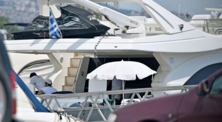 Ο Πάνος Καμμένος με το σκάφος στο μέρος όπου κάνει διακοπές ο Νίκος Κοτζιάς