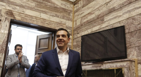 Ποιους φακέλους παίρνει μαζί του στις διακοπές ο Αλέξης Τσίπρας