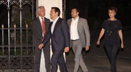 Τα μαζεύουν Τσίπρας-υπουργοί από τα γραφεία και παραγγέλνουν καταστροφείς εγγράφων