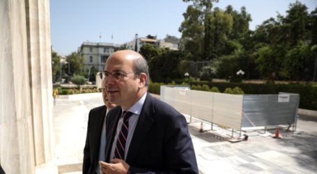 Χατζηδάκης: Η ΔΕΗ δεν έχει λεφτά ούτε να αγοράσει κολώνες ρεύματος