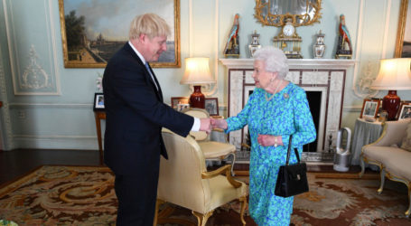 Ο Τζόνσον αρνείται ότι παραπλάνησε τη βασίλισσα Ελισάβετ για το κλείσιμο της Βουλής