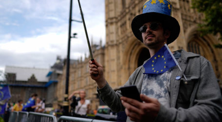 Brexit: Το… χαρτί της «βελτιωμένης συμφωνίας» παίζει ο Τζόνσον – Καζάνι που βράζει η Βρετανία