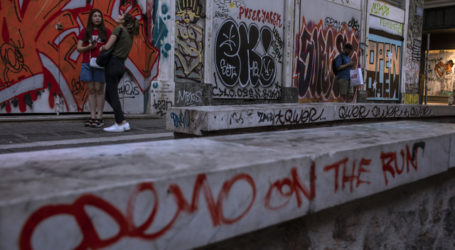 Τα γκράφιτι της κρίσης: Γιατί οι τοίχοι της Αθήνας γέμισαν ακατάληπτες μουτζούρες;