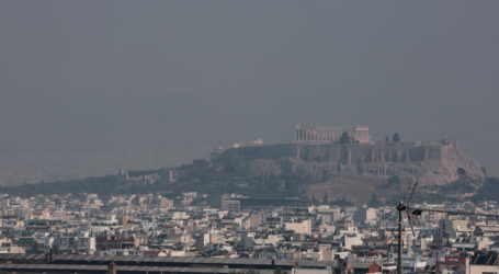 Aποπνικτική η ατμόσφαιρα στην Αττική από τις φωτιές