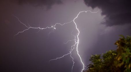 Έγινε η νύχτα μέρα! Πάνω από 3.000 κεραυνοί τον Δεκαπενταύγουστο σε όλη τη χώρα