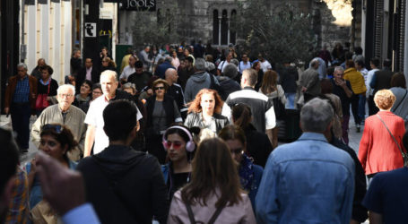 Η κυβέρνηση σχεδιάζει να ανοίξει το θέμα της κυριακάτικης λειτουργίας των καταστημάτων