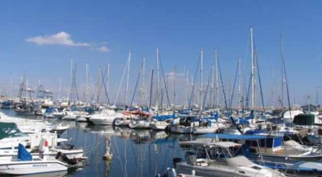 Μεγάλη φωτιά σε σκάφος στη Γλυφάδα (Βίντεο)