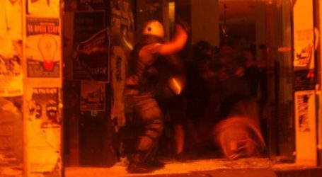 “Μπαρούτι” στα Εξάρχεια! “Ντου” της αστυνομίας στο Κ*ΒΟΞ! Μέλος του Ρουβίκωνα στο νοσοκομείο! Βίντεο – ντοκουμέντο