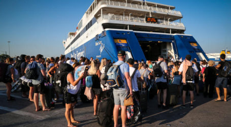 Το αδιαχώρητο στο λιμάνι του Πειραιά, παράταση απόπλου