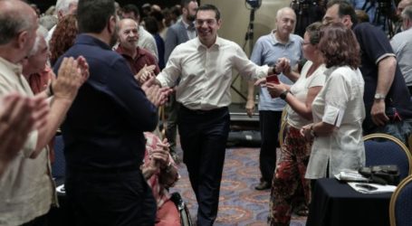 Τσίπρας και ΣΥΡΙΖΑ δυσκολεύονται να προσαρμοστούν στο ρόλο της αξιωματικής αντιπολίτευσης