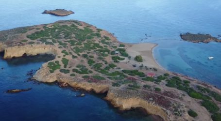 Υδρούσα: Το ιδιωτικό νησί απέναντι από τον Αστέρα Βουλιαγμένης που ανήκει σε οδηγό λεωφορείου!