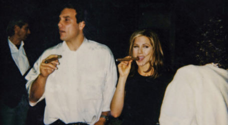 Μέσα στο δωμάτιο που γραφόταν το Friends. Τα ατελείωτα 24ωρα δουλειάς και ο άγριος ανταγωνισμός