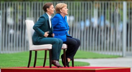 Γερμανία: Το αίνιγμα της… καρέκλας «στοιχειώνει» τη Μέρκελ