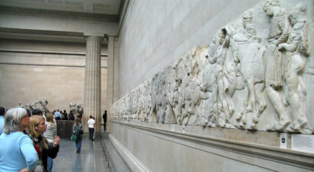 «Νεροκουβαλητής των Βρετανών» – «Φτηνή αντιπολίτευση»: Σύγκρουση Μαξίμου και Τσίπρα για τα Γλυπτά