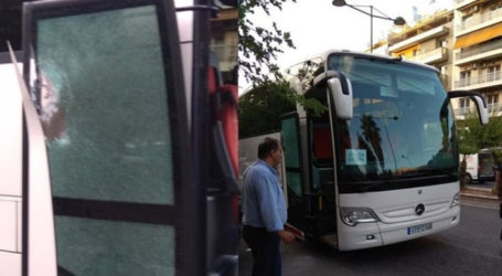 Απίστευτο: Πυροβόλησε με καραμπίνα τουριστικό λεωφορείο έξω από το Κάραβελ -Πάνω σε καβγά