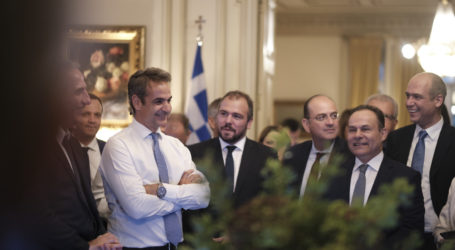 Ο Μητσοτάκης συνάντησε τα «πρωτάκια» της ΚΟ της ΝΔ – Τι είπε στους νέους βουλευτές