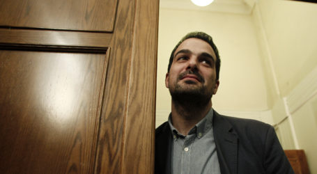 Πιο κοντά στον ΣΥΡΙΖΑ ο Σακελλαρίδης με αφορμή το προσφυγικό – Σκληρή κριτική από την Κουμουνδούρου