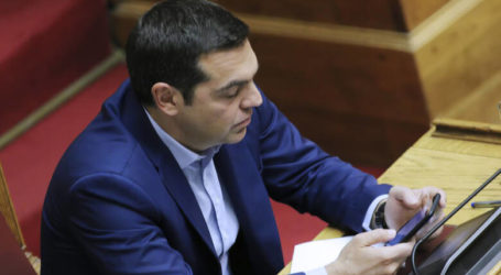 Ο Τσίπρας κάνει… like στο Facebook και… unfollow στα ΜΜΕ