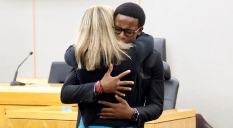 Συγκλονιστικό βίντεο: Η στιγμή που ο αδερφός θύματος συγχωρεί την αστυνομικό που πάτησε τη σκανδάλη