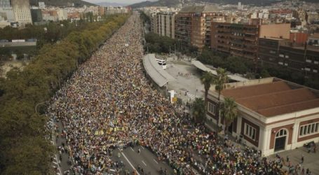 Βαρκελώνη: 500.000 στους δρόμους – Άγριες συγκρούσεις, η πολιτοφυλακή προ των πυλών