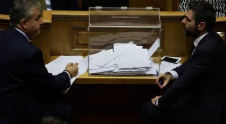 ΝΔ και ΚΙΝΑΛ “ψάχνουν” τις έξι διαρροές από την ψηφοφορία για τον Παπαγγελόπουλο