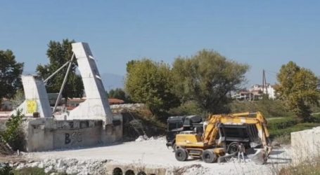 Τρίκαλα: Τέλος η “γέφυρα Καλατράβα” – Κατεδαφίζεται το μεγάλο έργο που πληρώσαμε και δεν ολοκληρώθηκε ποτέ