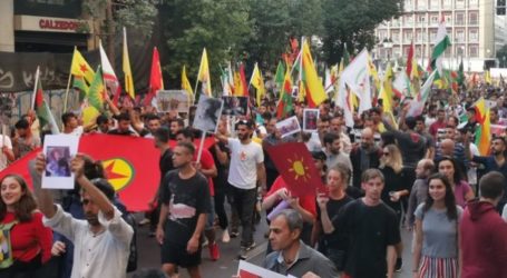 Μεγάλη πορεία αλληλεγγύης στους Κούρδους – Έκαψαν φωτογραφίες του Ερντογάν