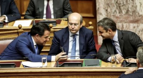 Πέρασε με 165 “ναι” το αναπτυξιακό πολυνομοσχέδιο – “Κόντρες”, αναφορές σε Τζόκερ και η απουσία Μητσοτάκη