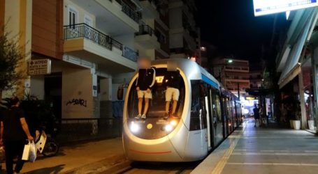 Νεαροί σκαρφαλώνουν στο πίσω μέρος βαγονιών του τραμ που είναι σε κίνηση – Δεν τους βλέπει κανείς;