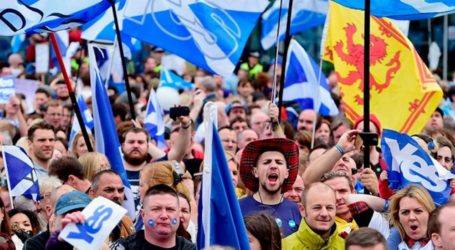 Μαζική διαδήλωση Σκωτσέζων υπέρ της ανεξαρτησίας από τη Βρετανία