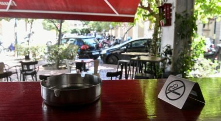 Αντικαπνιστικός: Ο Έλληνας βγήκε έξω να καπνίσει