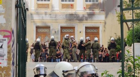 Επεισόδια και χημικά στην ΑΣΟΕΕ – Τα ΜΑΤ μπήκαν στο προαύλιο – Εντολή να επέμβει η ομάδα «Δράση» – Μία προσαγωγή
