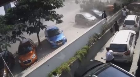 Τρομακτικό βίντεο: Αυτοκίνητο «φεύγει» από γέφυρα και πέφτει πάνω σε πεζούς
