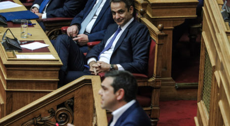Αντιπαράθεση στη Βουλή: Οι μπαχαλάκηδες, τα λευκά κολάρα και η παρατήρηση για το… κινητό