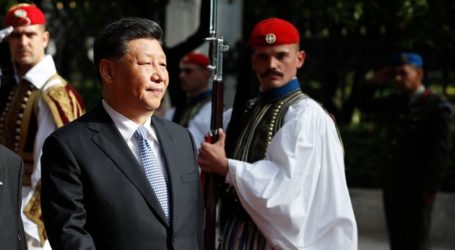 Η επίσκεψη Σι Τζινπίνγκ στην Αθήνα σε φωτογραφίες: Οι εύζωνες, η υπόκλιση και η λιμουζίνα με ιδεογράμματα