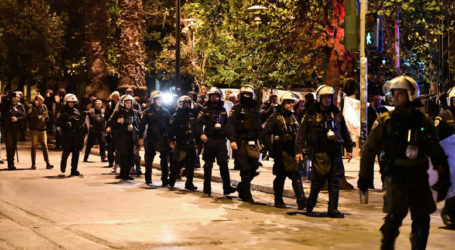 Ενταση στα Εξάρχεια – Κλεφτοπόλεμος μπαχαλάκηδων με τα ΜΑΤ