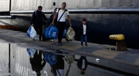 Αφίξεις μεταναστών με πλοία στον Πειραιά, υποδοχή από στελέχη του ΣΥΡΙΖΑ