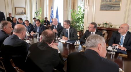 Πίσω από τις κλειστές πόρτες του Υπουργικού: Οι άγριες μέλισσες, τα μπράβο στον Θεοδωρικάκο και το επικίνδυνο μπρα ντε φερ περί ακροδεξιάς