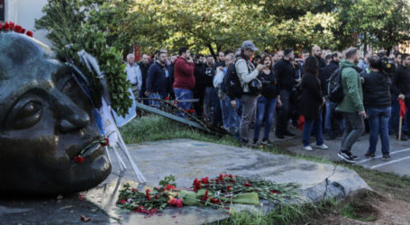 Ανοιξαν οι πύλες του ΕΜΠ για την επέτειο του Πολυτεχνείου -Κατέθεσαν στεφάνι βουλευτές