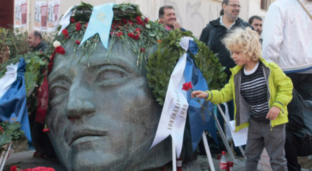 Ποιον απεικονίζει το εμβληματικό γλυπτό κεφάλι στο προαύλιο του Πολυτεχνείου