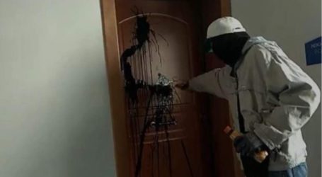 Βίντεο: Επίθεση του Ρουβίκωνα με μπογιές στο γραφείο της Κεραμέως