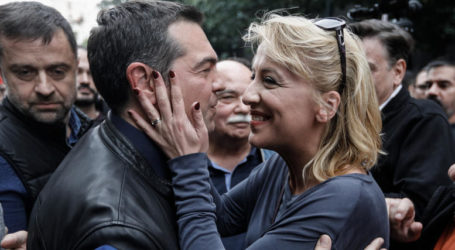 Ο ΣΥΡΙΖΑ στο Πολυτεχνείο: Αγκαλιές, χαμόγελα και γαρύφαλλα